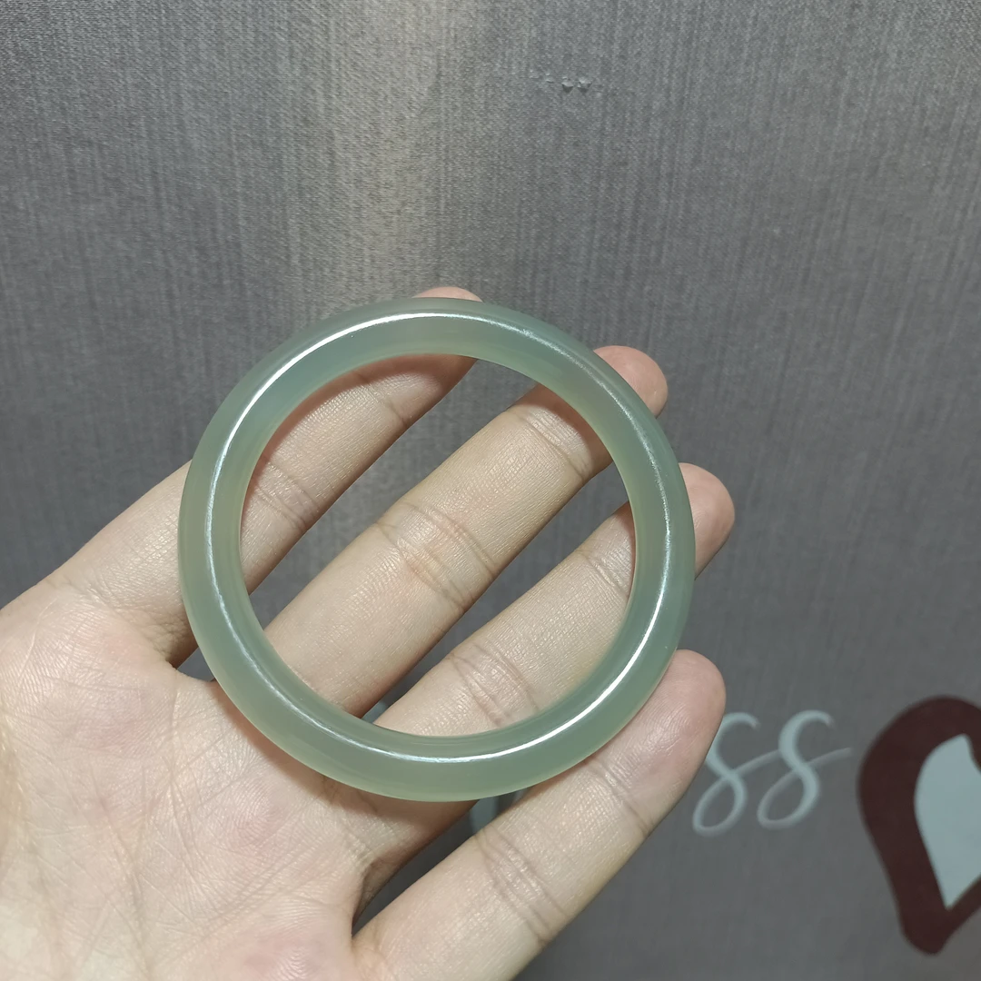 优雅青绿色玉髓提升魅力与高贵气质珠宝冰透玉镯子高冰美人镯