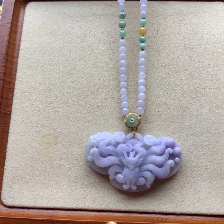 翡翠颈饰未镶嵌翡翠九尾狐