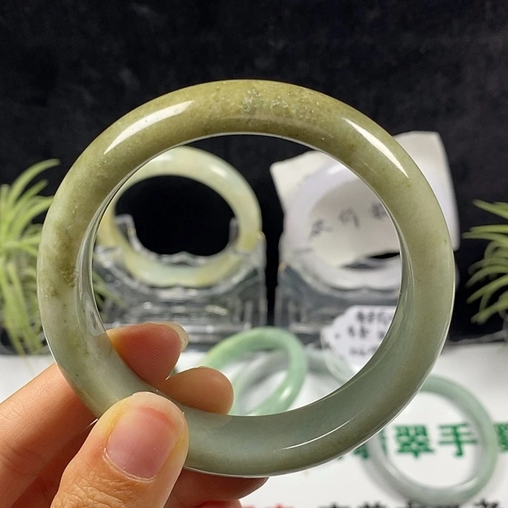 翡翠未镶嵌手镯64号。 58圈