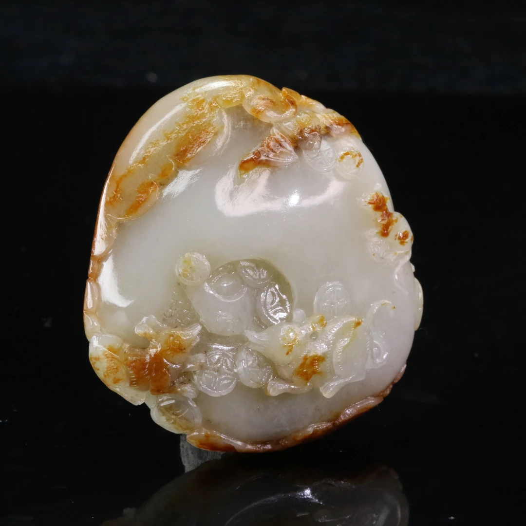 33和田玉带皮特色吊坠/100606上海嘉禾拍卖