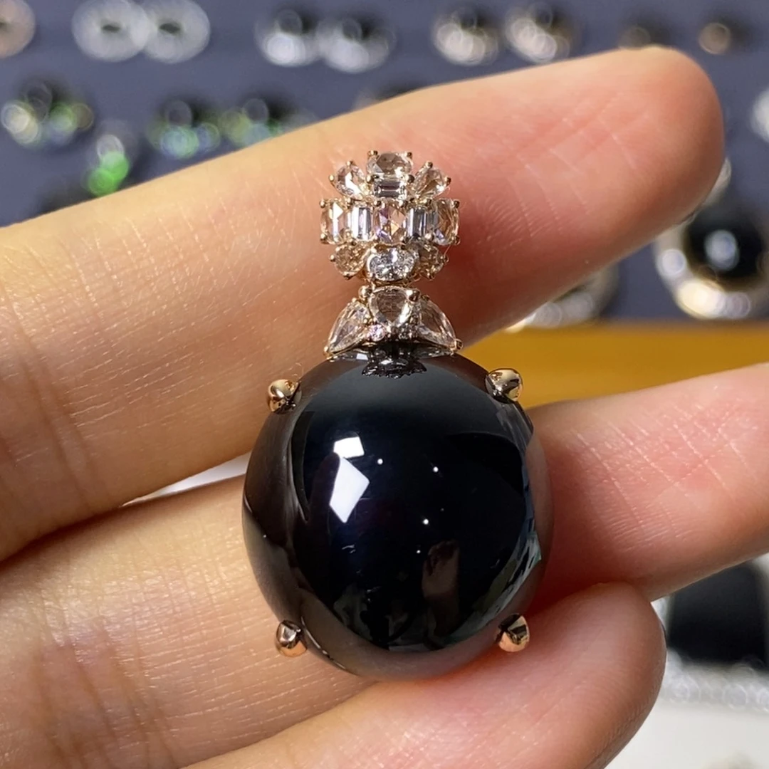 颈饰18K金镶嵌翡翠蛋面吊坠