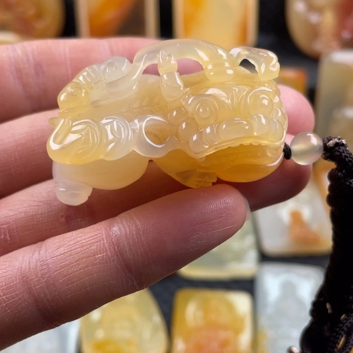 石英质玉（黄龙玉）颈饰未镶嵌