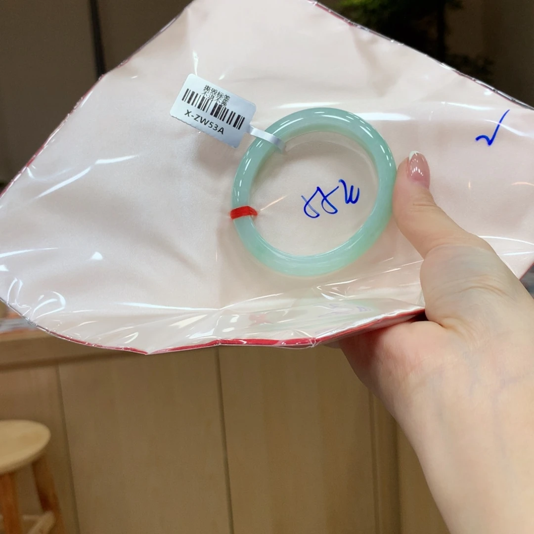 翡翠手镯未镶嵌不退不换