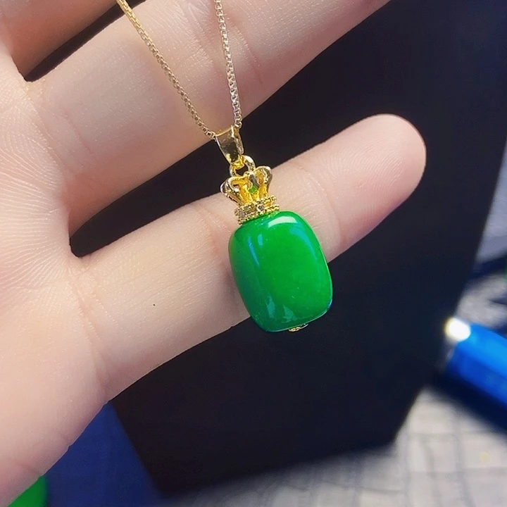 颈饰18K金镶嵌翡翠