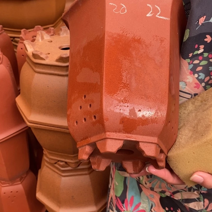 花盆紫砂只顾看手机的小