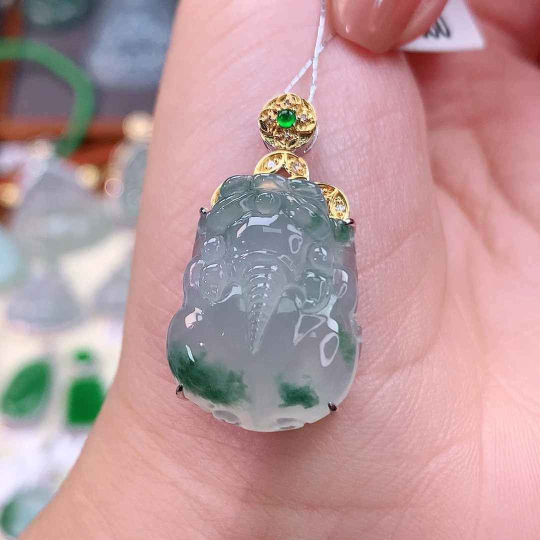 颈饰18K金镶嵌翡翠貔貅