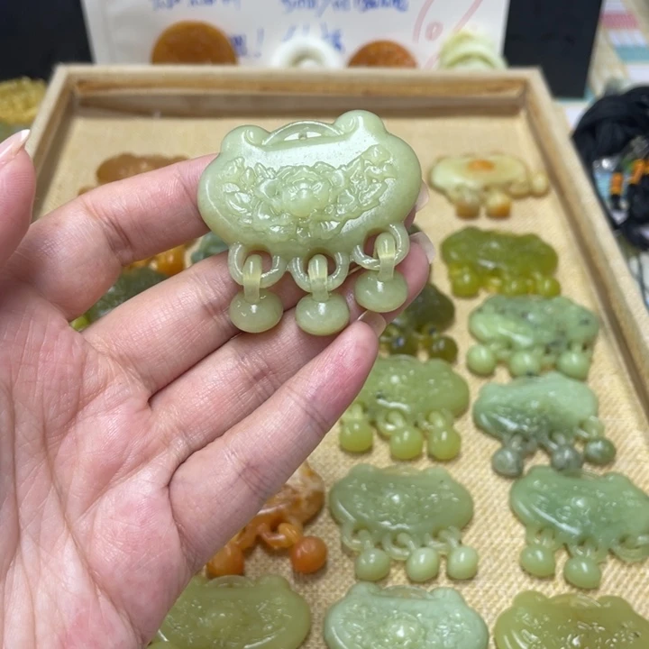 b***y合金蛇纹石玉颈饰