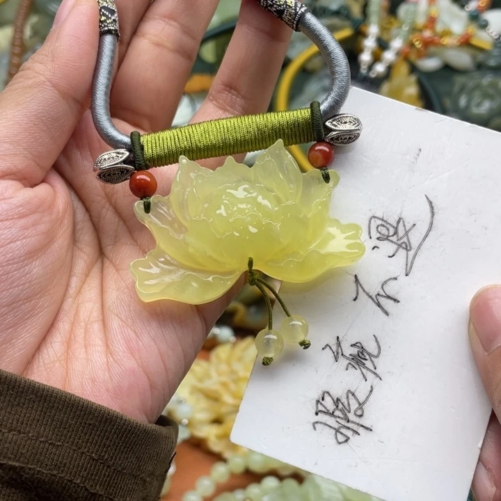 蛇纹石玉吊坠合金