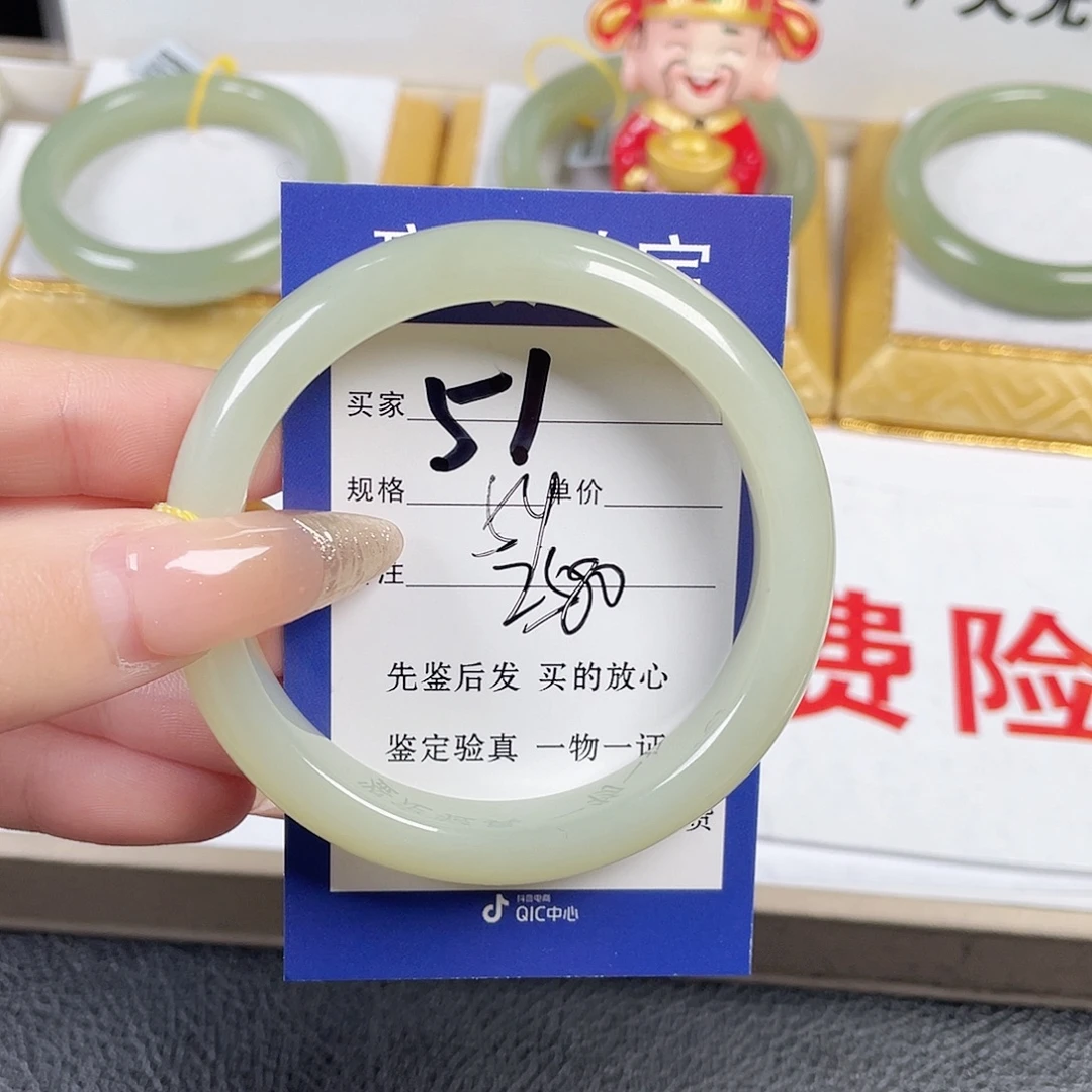 哪***位和田玉未镶嵌手镯