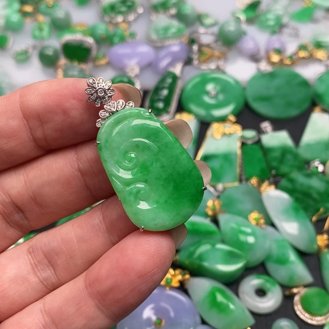 翡翠18K金镶嵌颈饰