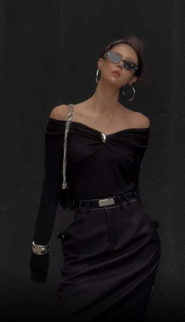 小众设计感金属扣一字肩露肩上衣女2025新款高腰气质半身裙两件套