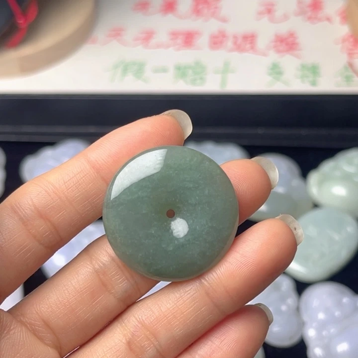 翡翠未镶嵌颈饰平安扣