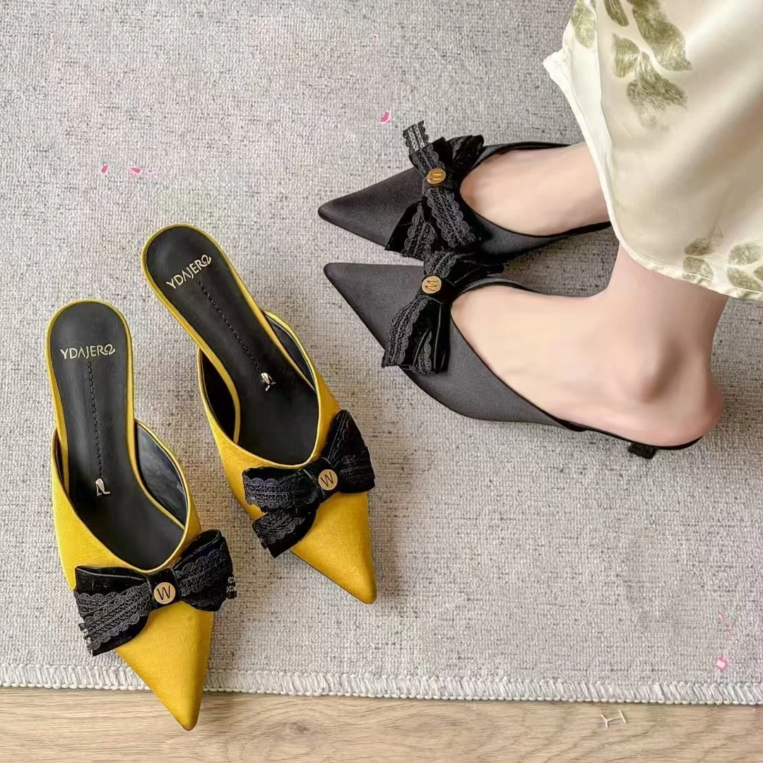 专柜正品新款时尚百搭中跟缎面高级感尖头蝴蝶结包头拖鞋26S2165