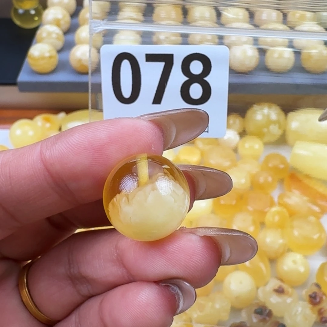 半***甜琥珀未镶嵌裸石16.6微瑕