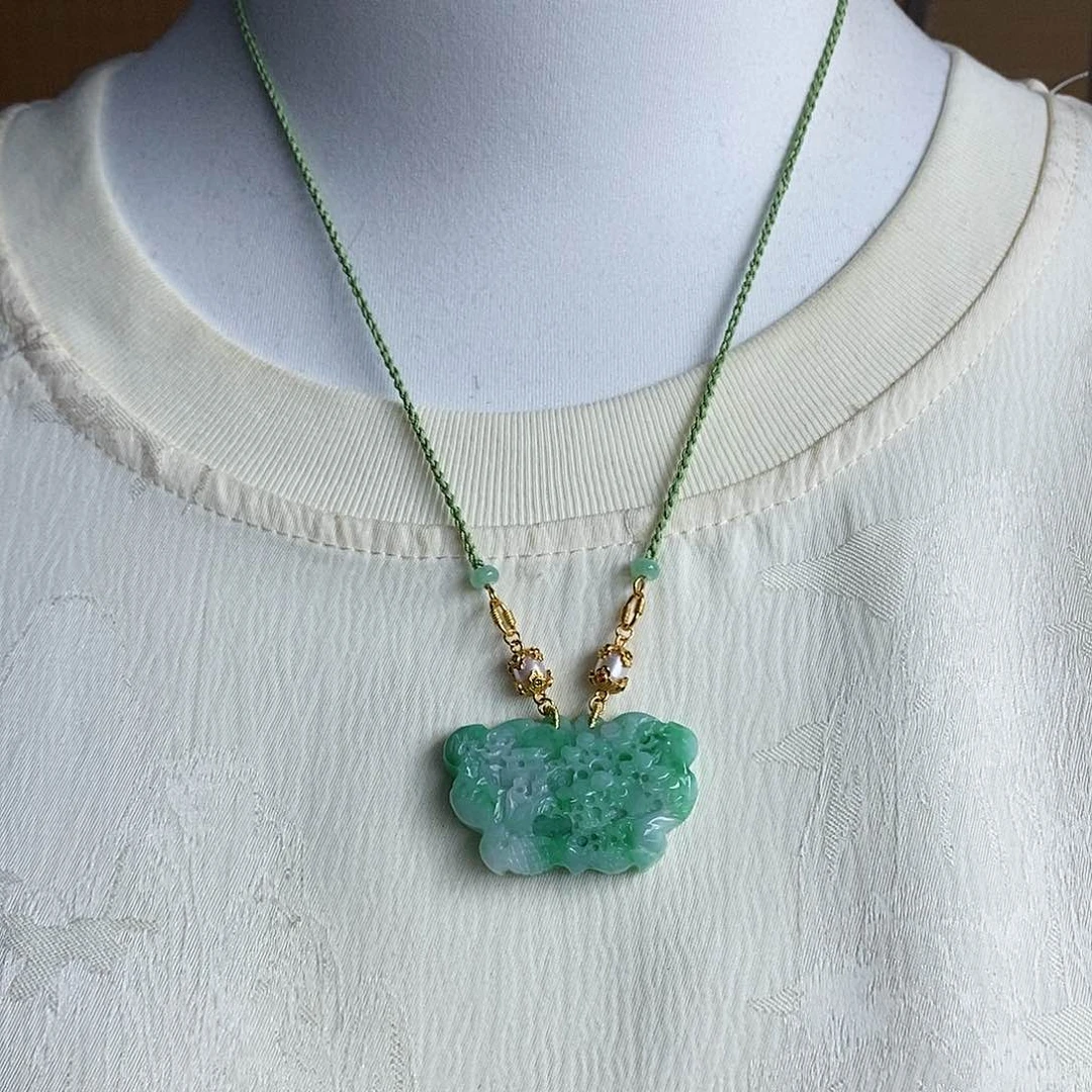 翡翠未镶嵌吊坠(赠链)