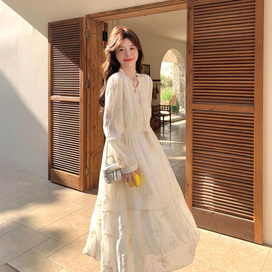 茶歇法式白色长袖连衣裙2025春新款气质温柔绝美刺绣收腰仙女长裙