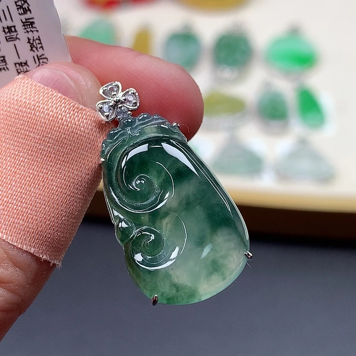 翡翠18K金镶嵌颈饰