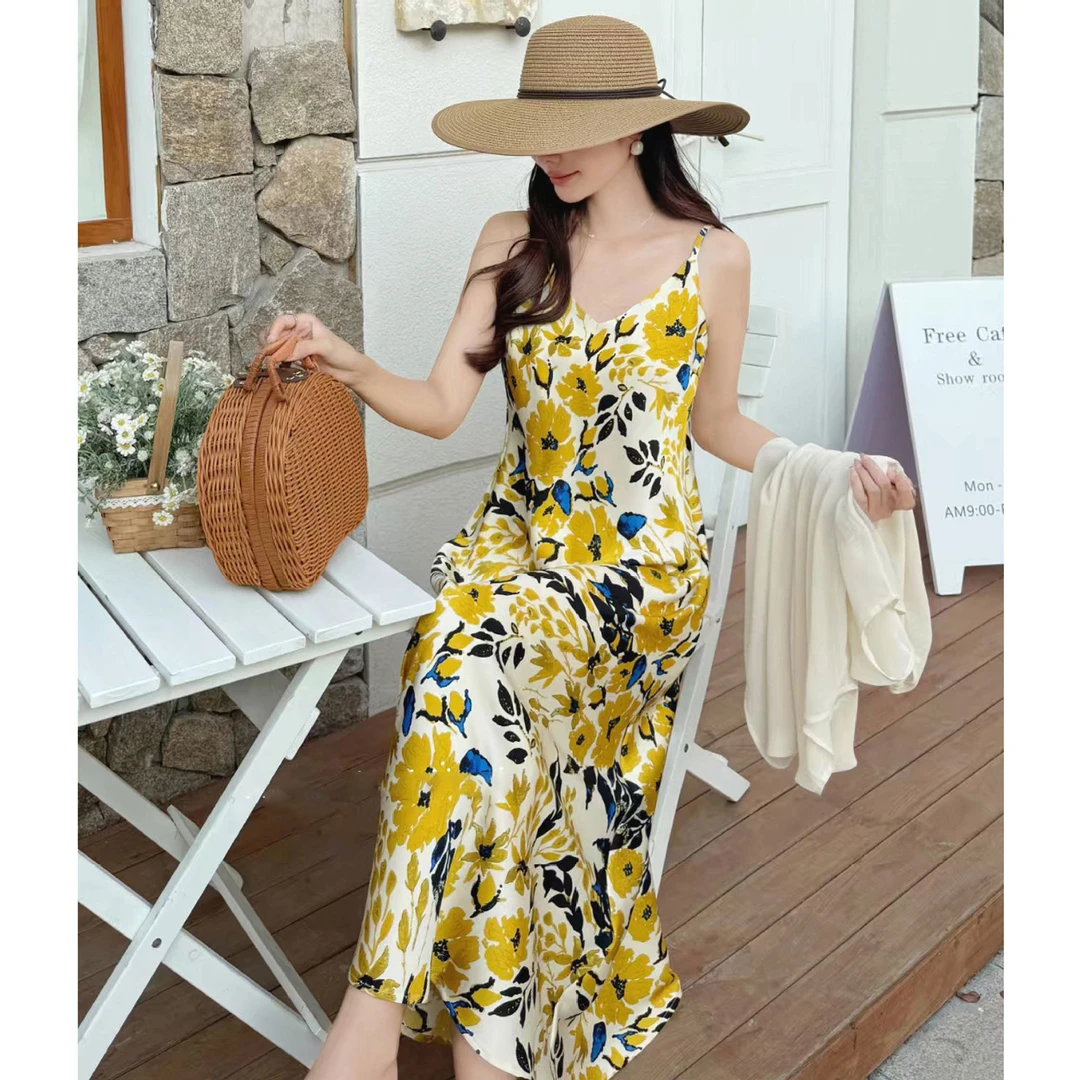 法式印花连衣裙2025新款三亚海边度假沙滩裙拍照超仙吊带碎花长裙