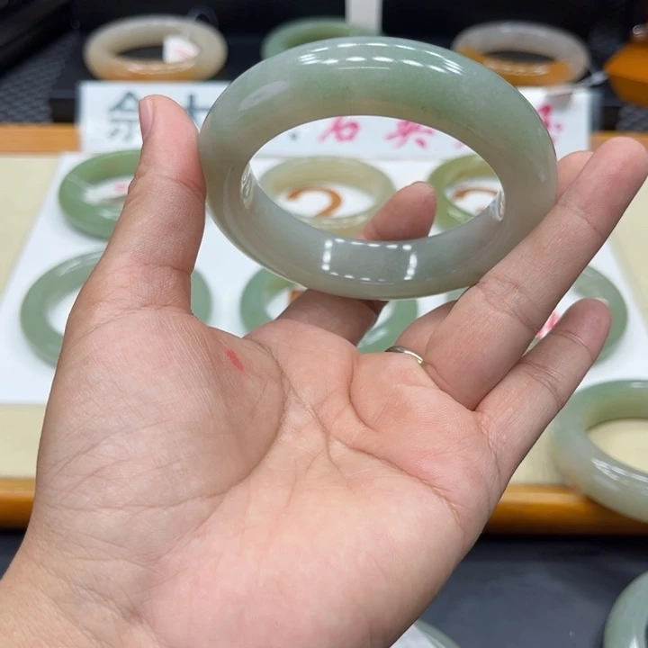 未镶嵌手镯石英质玉耿*