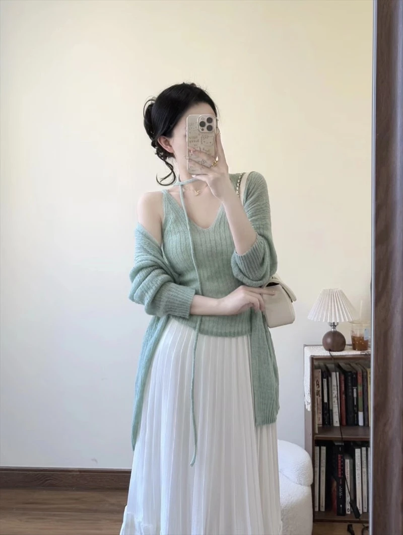 时尚套装绿色长袖针织开衫女2025秋季爆款内搭修身吊带背心两件套