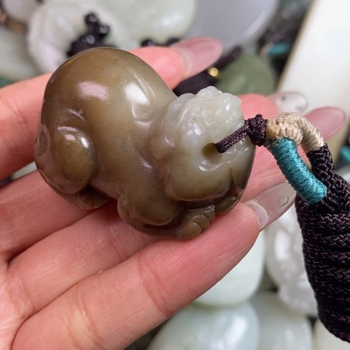 快***生和田玉未镶嵌颈饰