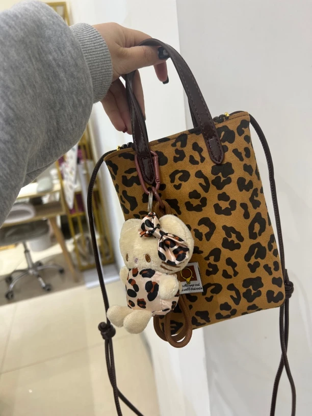 豹纹卡通猫挂件手拎斜挎手机包