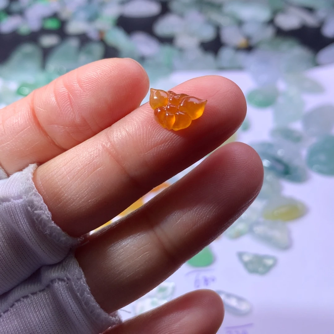 翡翠未镶嵌耳饰蝴蝶