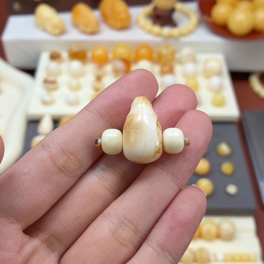 琥珀未镶嵌珠宝奇石乌料沁白精工三通配饰