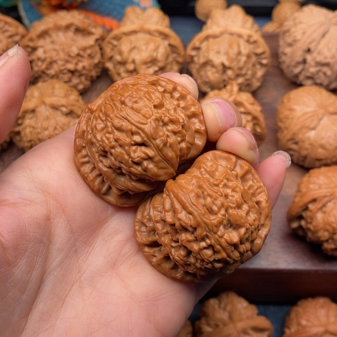 文玩核桃吊坠41全品闷白，红皮