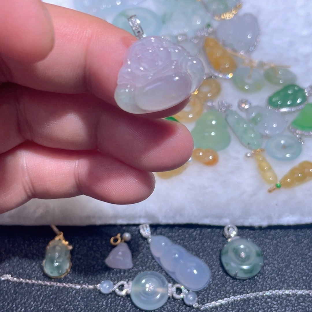 颈饰18K金镶嵌翡翠