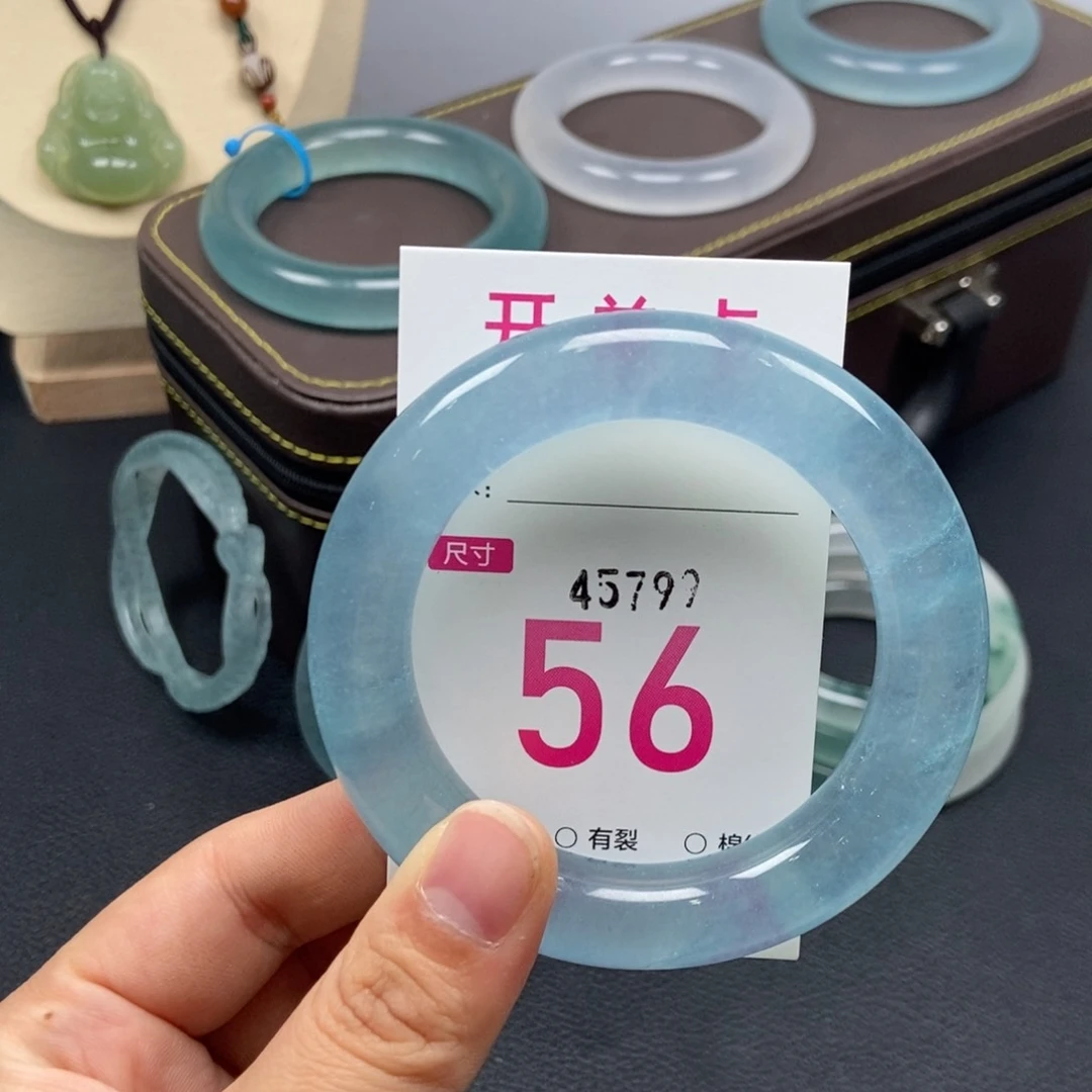 未镶嵌手镯石英质玉炮*。