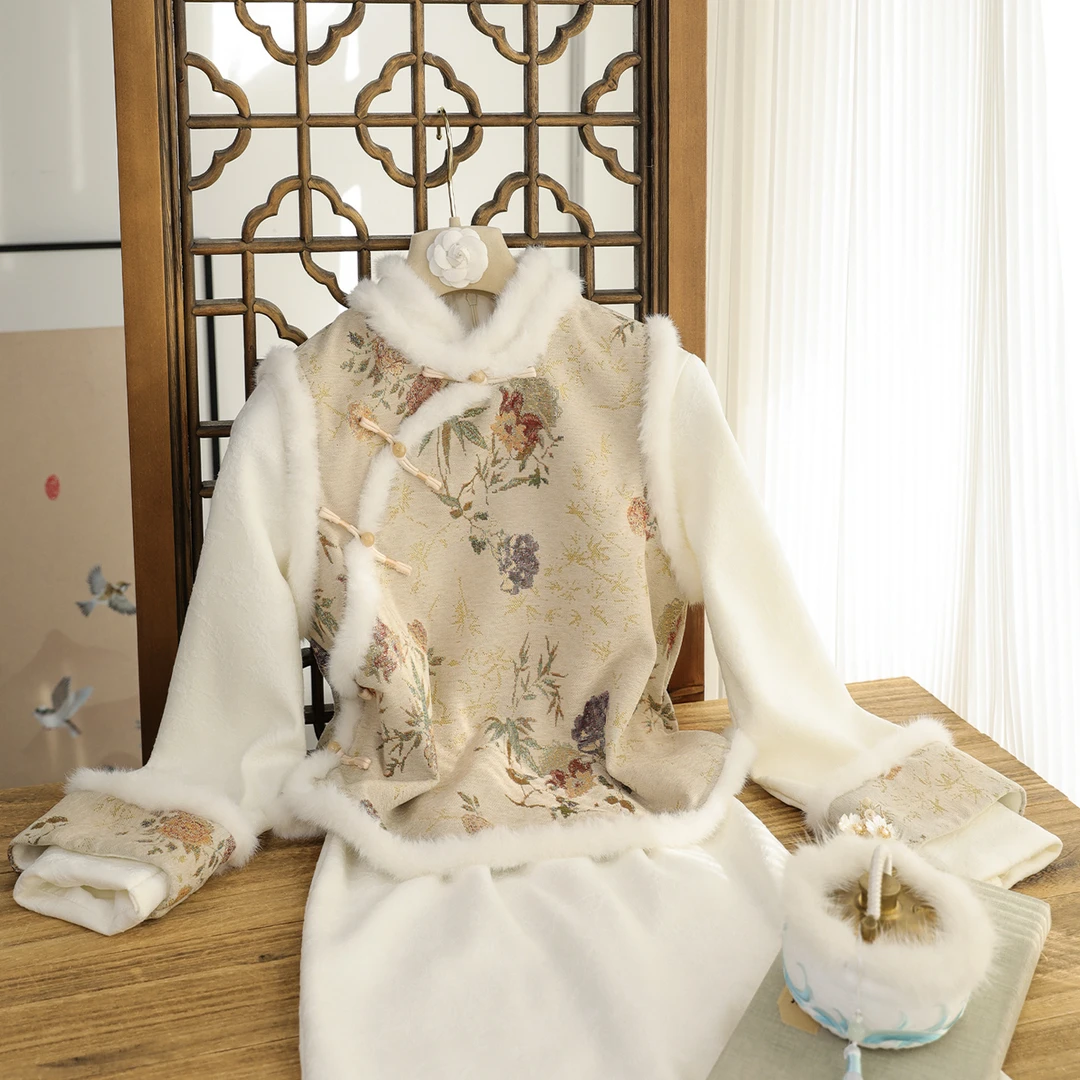 俏娘鱼米白复古新中式旗袍马甲套装2025冬新款保暖毛绒领日常可穿