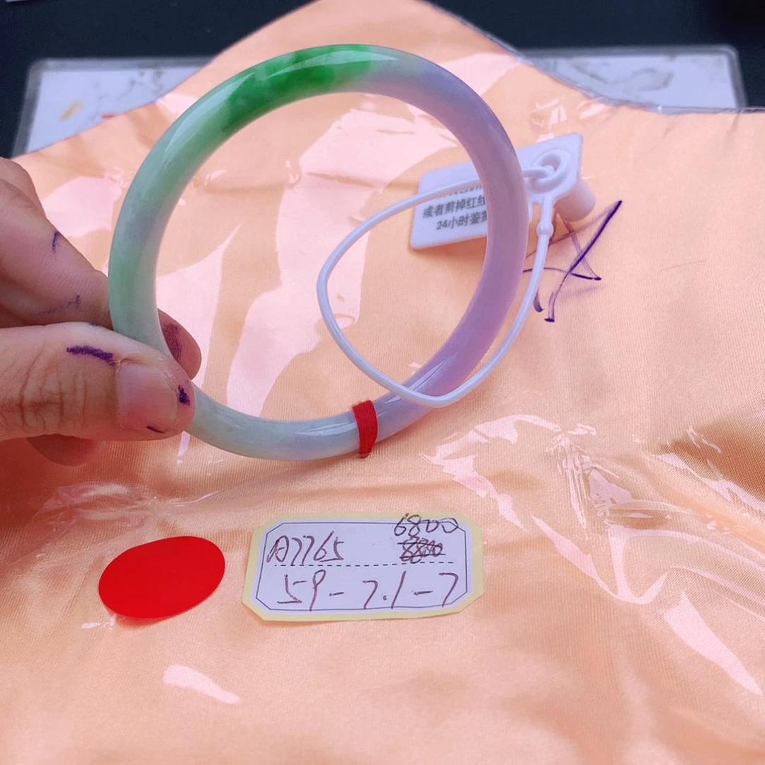 翡翠手镯未镶嵌翡翠
