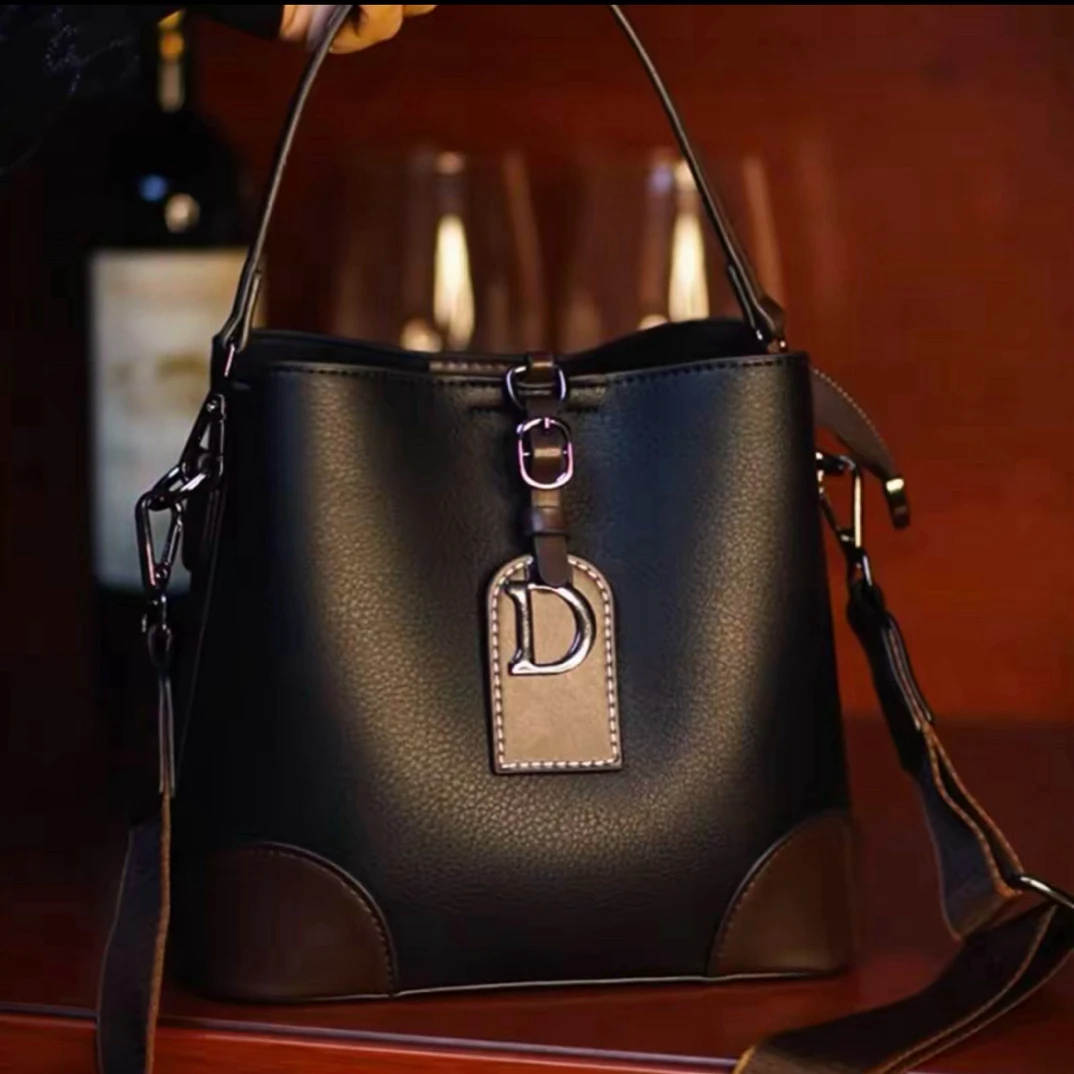 水桶包包轻奢女包2025冬季新款斜挎包女士大容量高级感单肩手提包