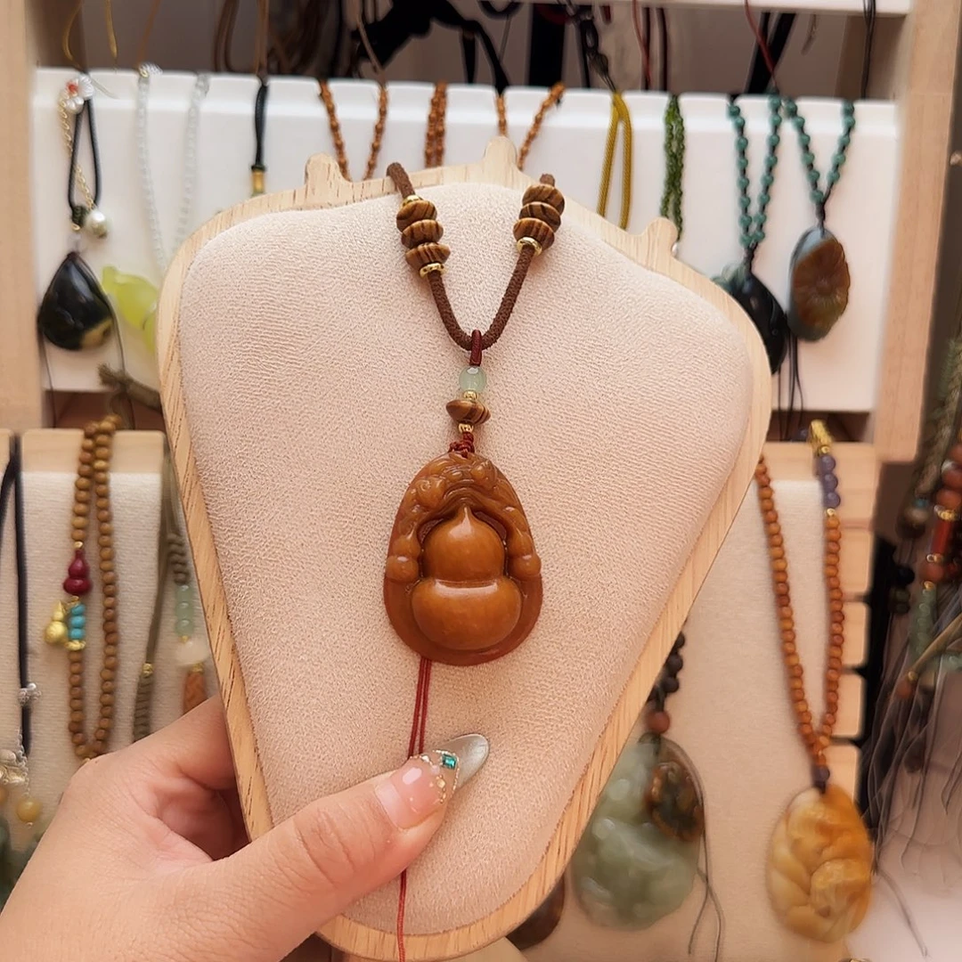 蓦***处蛇纹石玉合金颈饰