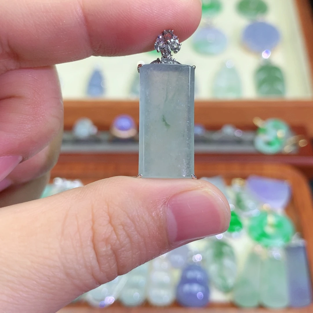 颈饰18K金镶嵌翡翠