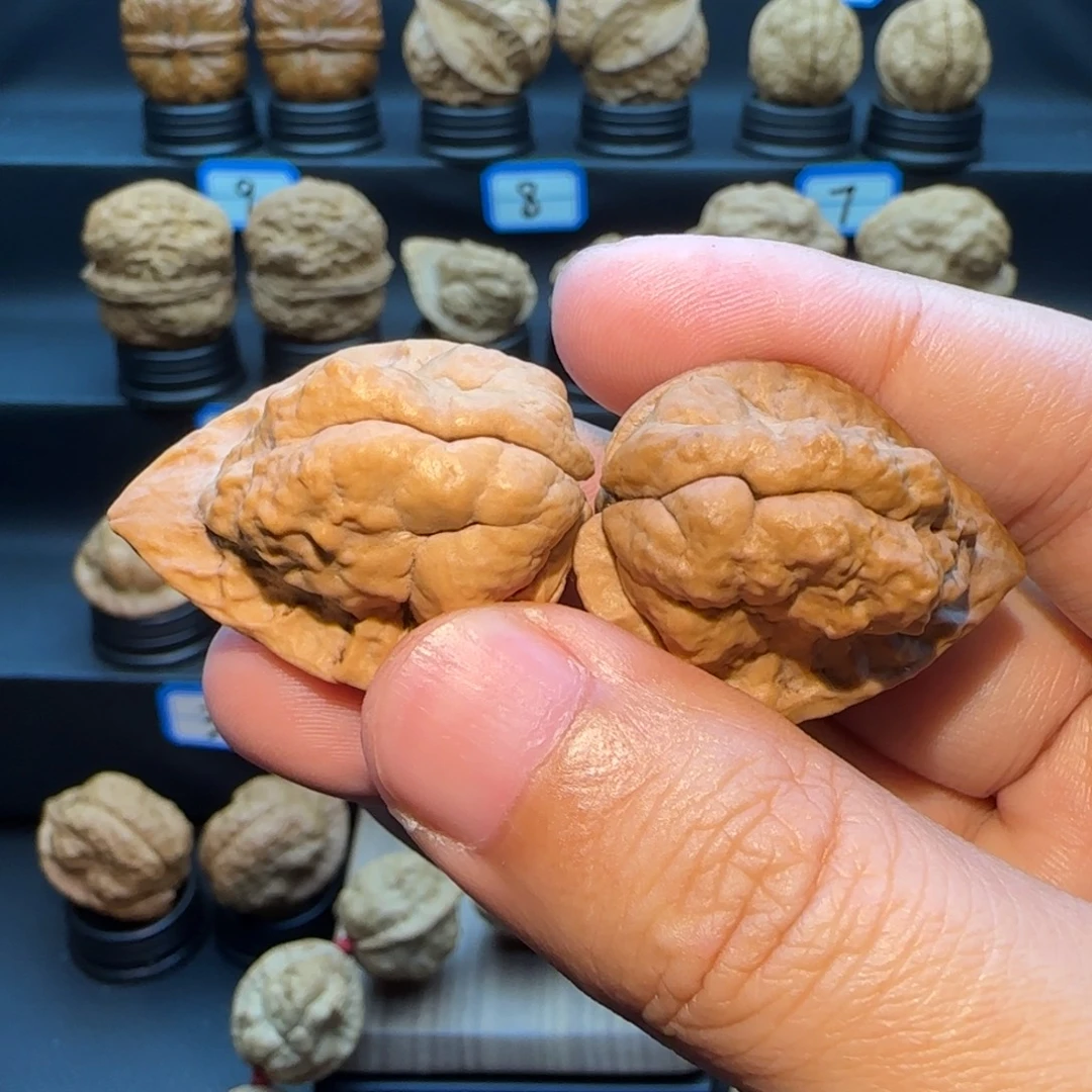 陈***某桃核把件小云石观音