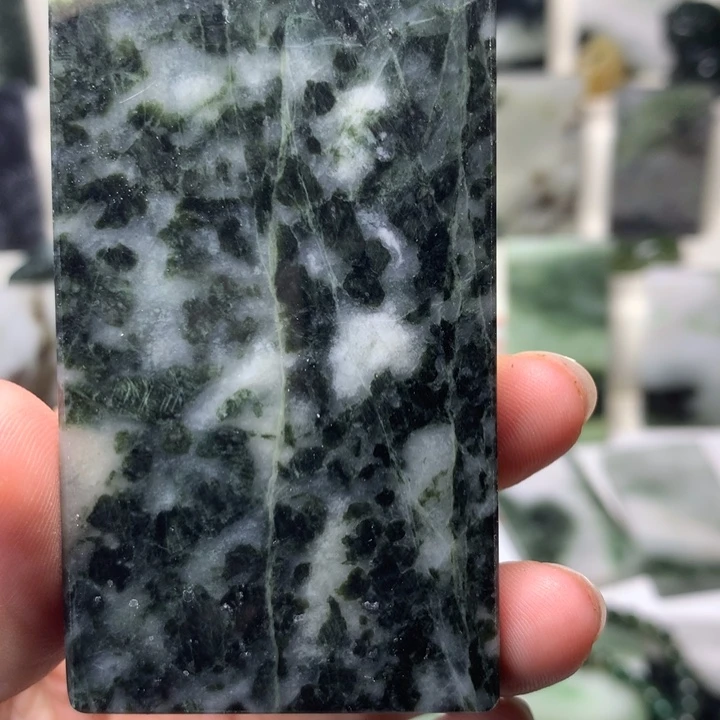 晓***霖独山玉未镶嵌颈饰