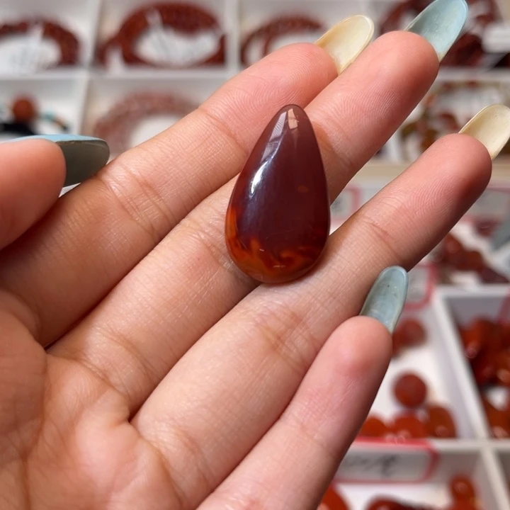 南红玛瑙未镶嵌颈饰牛血红水滴吊坠