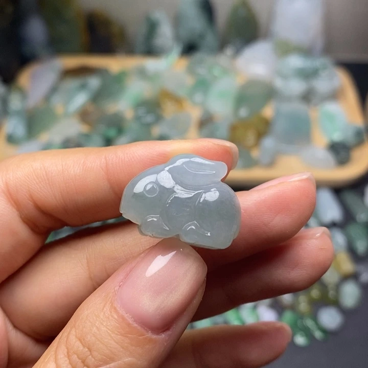 颈饰未镶嵌翡翠兔子