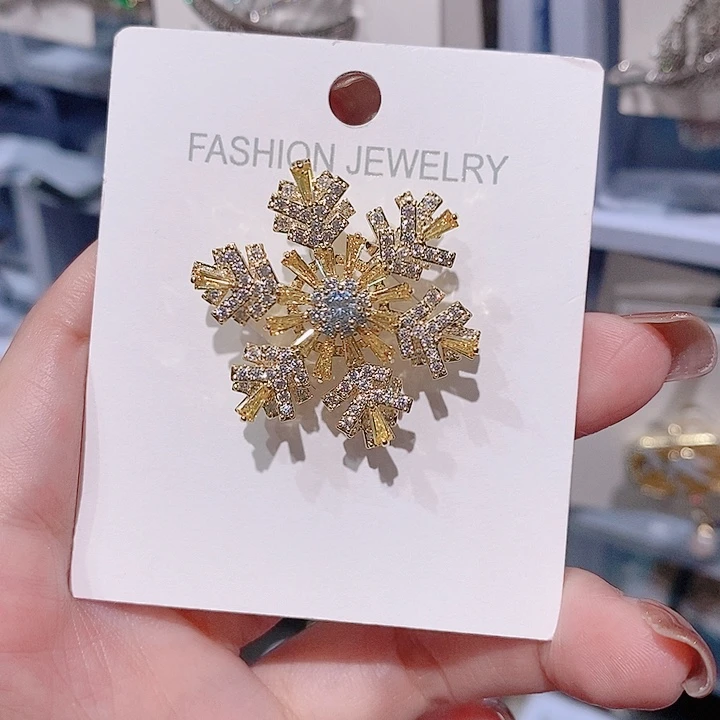 锆石铜合金旋转雪花胸针 金色