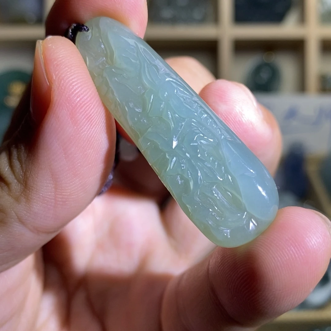 翡翠未镶嵌颈饰山水