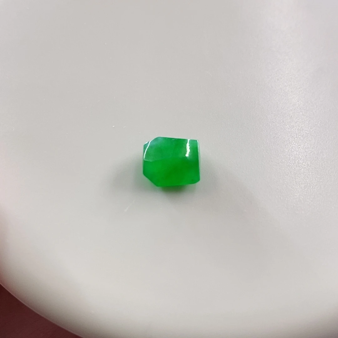 颈饰未镶嵌翡翠冰阳绿随形