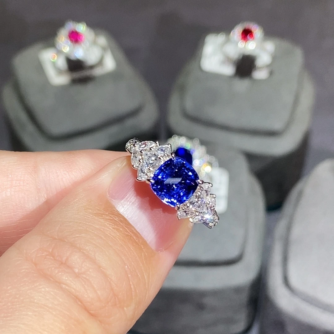 蓝宝石戒指18K金镶嵌2克拉