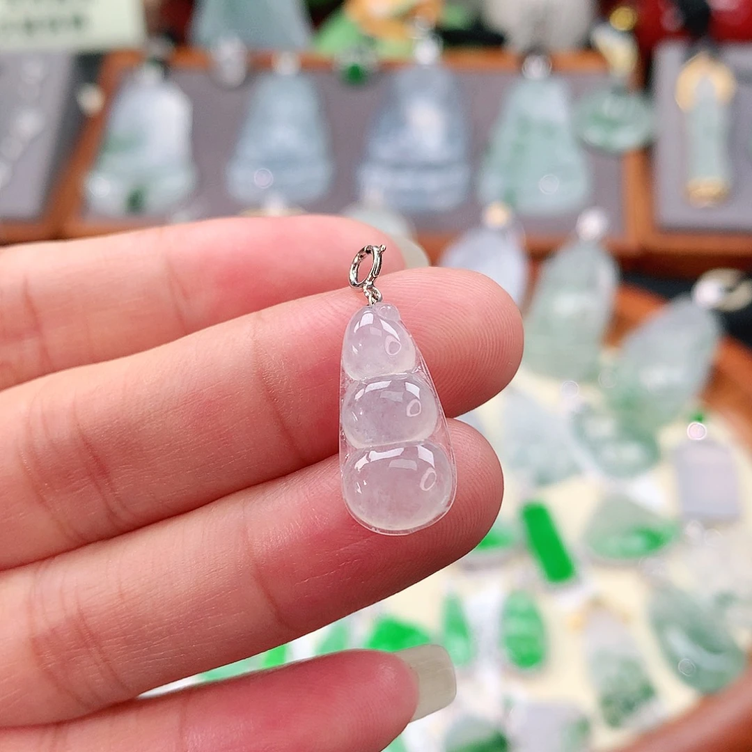 颈饰18K金镶嵌翡翠福豆