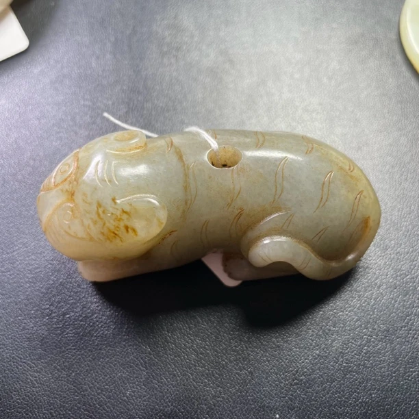 老库房和田玉老虎把件