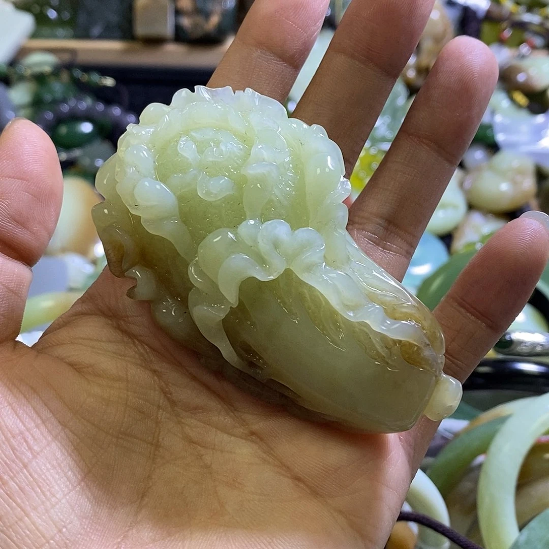 和田玉未镶嵌颈饰一个