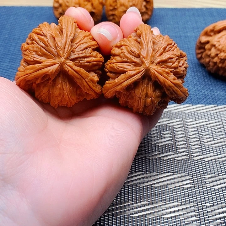 雪***嘉吊坠文玩核桃三棱