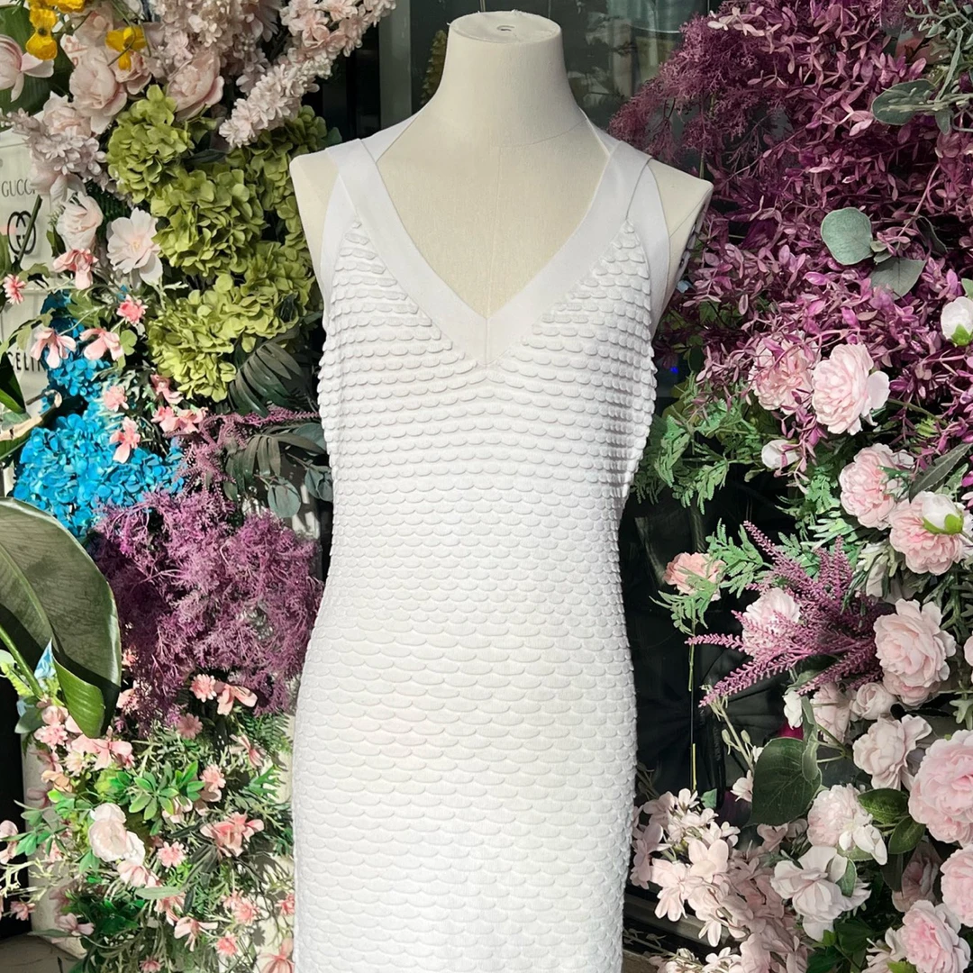 95新 MONCLER 白色挂脖针织修身连衣裙，尺码M
