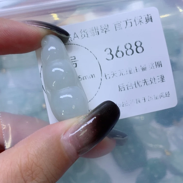 翡翠足银镀金镶嵌颈饰翡翠